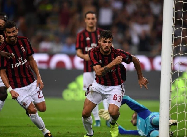 AC Milan 2-0 Craiova: Cất tinh binh vẫn thắng nhàn - Bóng Đá