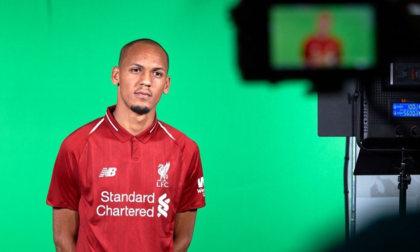 Fabinho rạng rỡ khoe áo đấu Liverpool - Bóng Đá