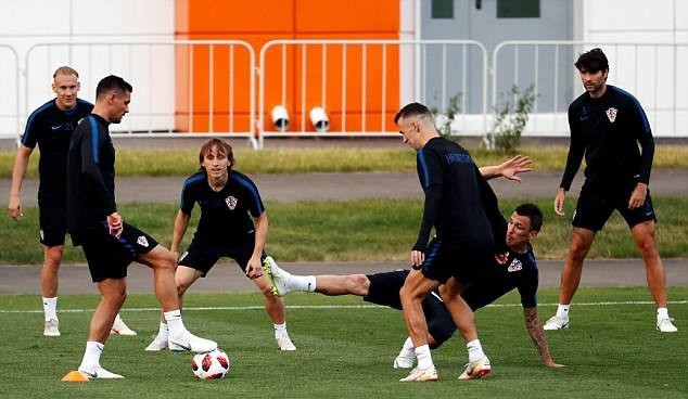 Vừa đến Chelsea, HLV Sarri và Jorginho đã lao vào tập luyện - Bóng Đá