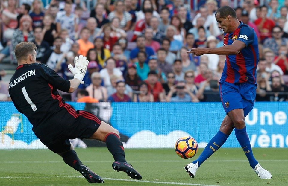 Có Ronaldinho, Rivaldo, huyền thoại Barca vẫn thất thủ trước huyền thoại Man United - Bóng Đá