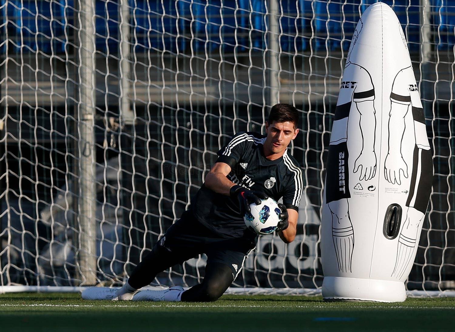 Thibaut Courtois ghi điểm ngay từ buổi tập đầu tiên cùng Real - Bóng Đá