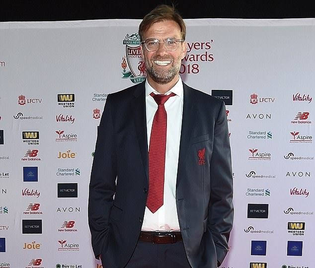 Gala trao giải cuối năm của Liverpool: Mohamed Salah 'mỏi tay' nhận quà - Bóng Đá