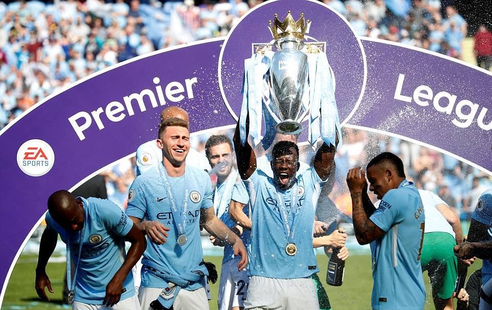 Sau màn rước cúp, dàn sao Man City chơi xuyên đêm - Bóng Đá