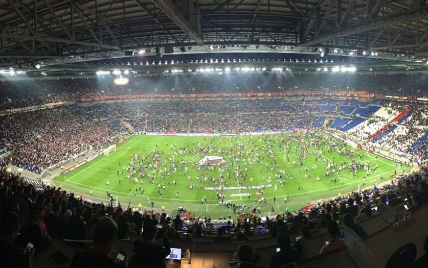 CĐV đánh nhau kinh hoàng, trận Lyon - Besiktas bị hoãn 46 phút - Bóng Đá