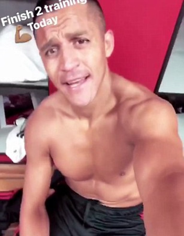 Alexis Sanchez 'một mình một cõi' ở Carrington - Bóng Đá