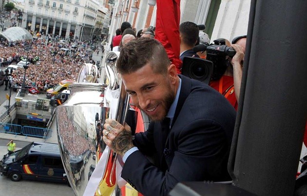 Gạt mọi chỉ trích, Sergio Ramos được chào đón như người hùng ở Madrid - Bóng Đá