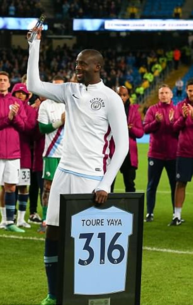 Gác lại mâu thuẫn, Pep trao cho Yaya Toure cái bắt tay thắm thiết ngày tri ân - Bóng Đá