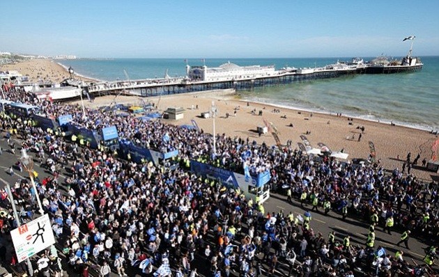 Brighton diễu hành ăn mừng ngày trở lại giải Ngoại hạng - Bóng Đá