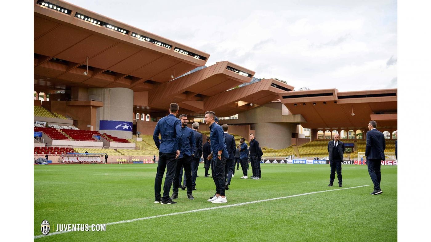 Con Ronaldo ăn mừng chiến thắng theo cách 