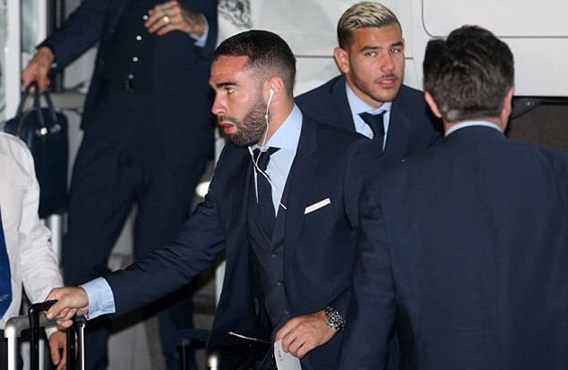 Ronaldo và đồng đội lộ vẻ mệt mỏi khi hành quân đến Kiev trong đêm - Bóng Đá