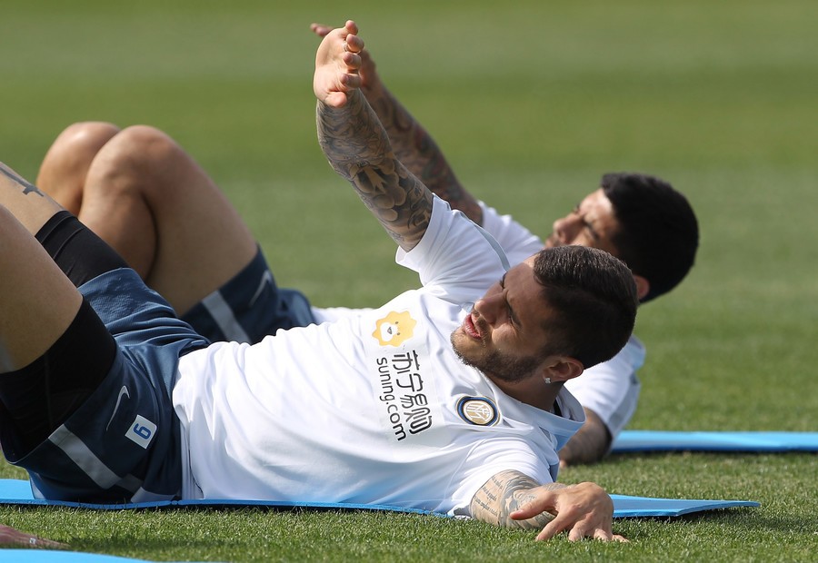Fan nhí xếp chữ chúc mừng bàn thắng 500 của Messi - Bóng Đá