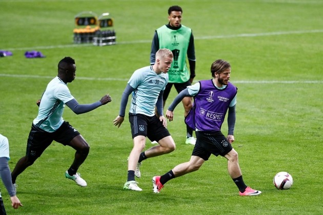 Dàn paparazi nằm rạp trước độ hot của Ajax - Bóng Đá