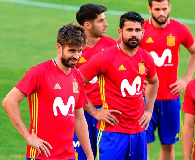 Bị Chelsea công khai loại, Costa 'sầu lẻ bóng' trên sân tập La Roja - Bóng Đá