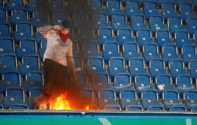 Hooligan phá nát trận đấu của Hertha Berlin - Bóng Đá