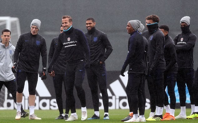 HLV Southgate bật cười vì màn 'trồng chuối' của Lingard - Bóng Đá