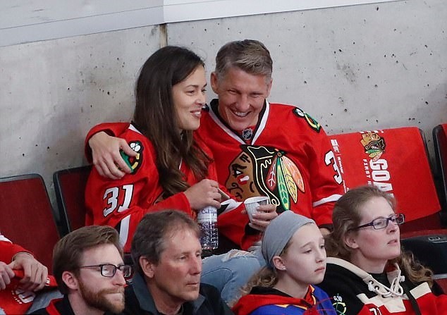 Bastian Schweinsteiger đi xem khúc côn cầu cùng vợ - Bóng Đá