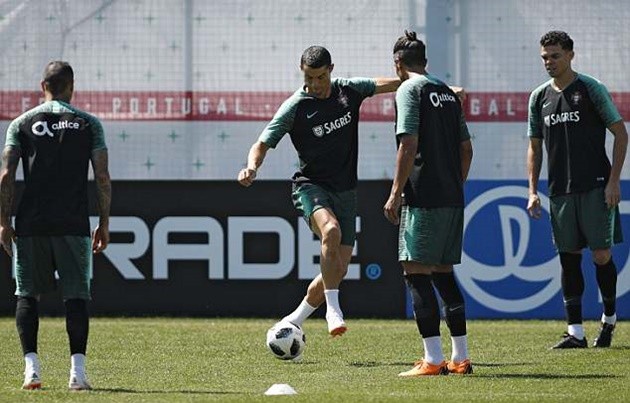 Hậu hat-trick, Ronaldo tiếp tục luyện tuyệt kĩ trên sân tập - Bóng Đá