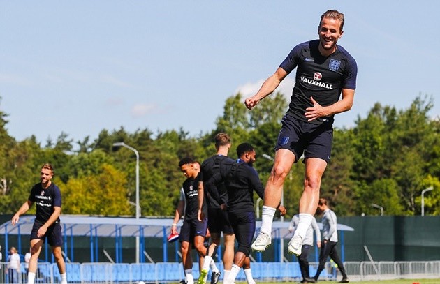 Kyle Walker tròn mắt nhìn Harry Kane đua tốc độ trên sân tập - Bóng Đá