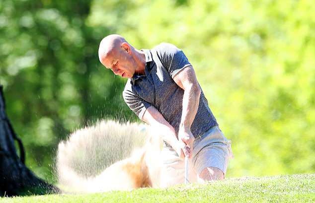 Carrick trổ tài đánh golf cùng Scholes và Nicky Butt - Bóng Đá