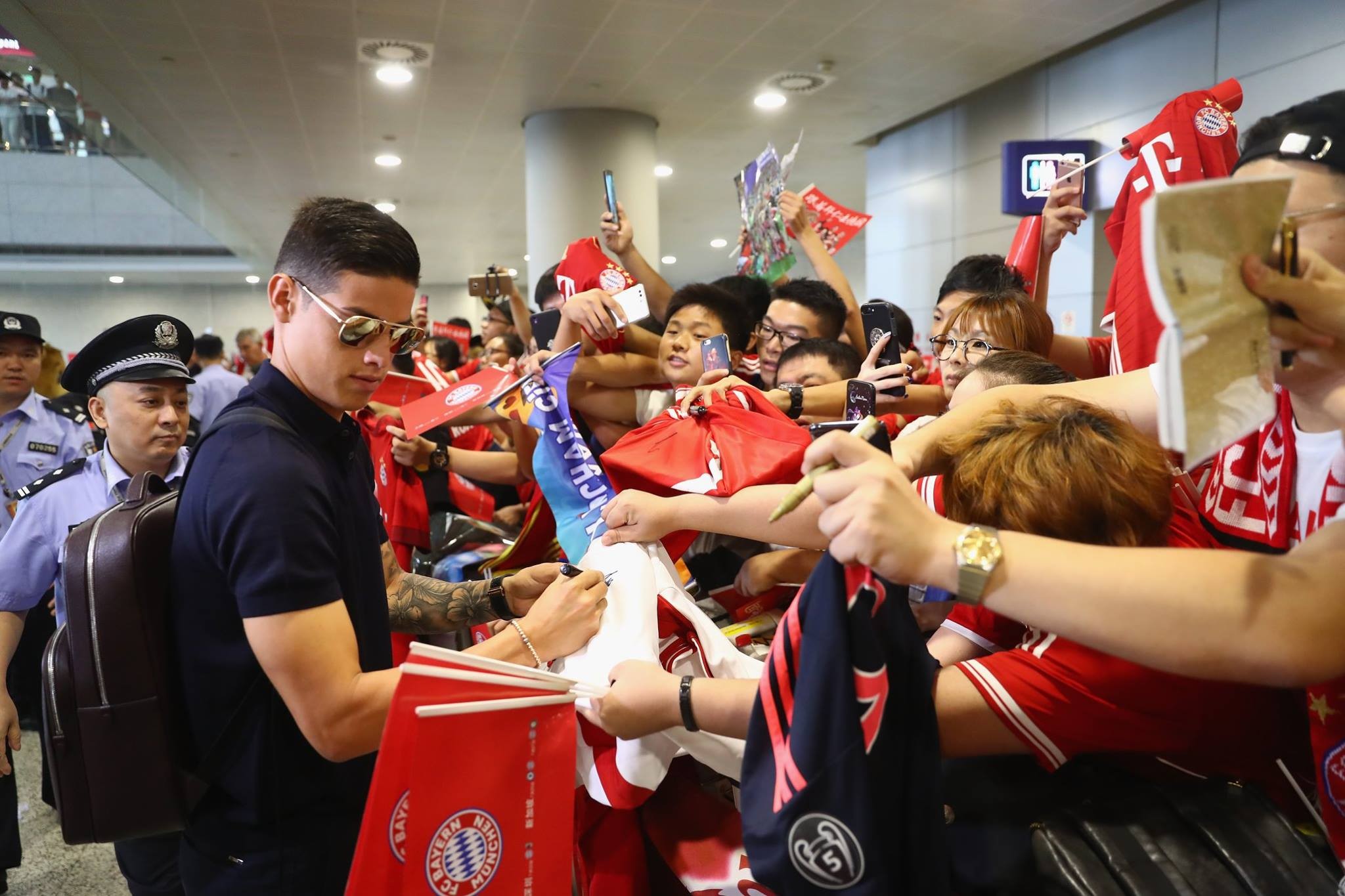 James Rodriguez bảnh trai hơn cả tài tử điện ảnh ở Trung Quốc - Bóng Đá