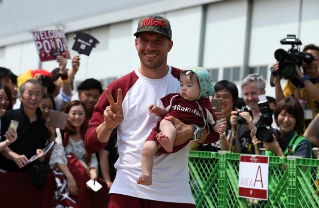 Lukas Podolski cười mỏi miệng trong ngày mắt khán giả Nhật Bản - Bóng Đá
