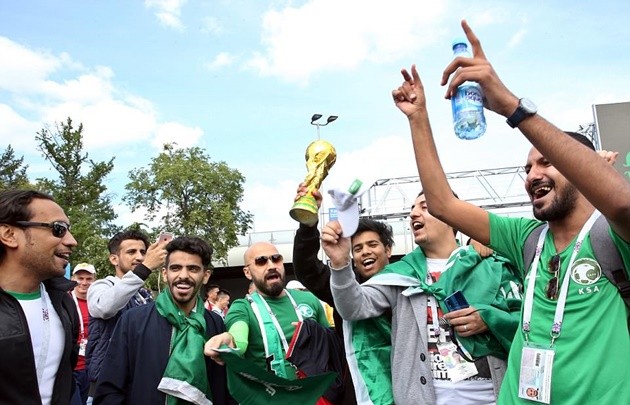 CĐV Nga và Saudi Arabia 