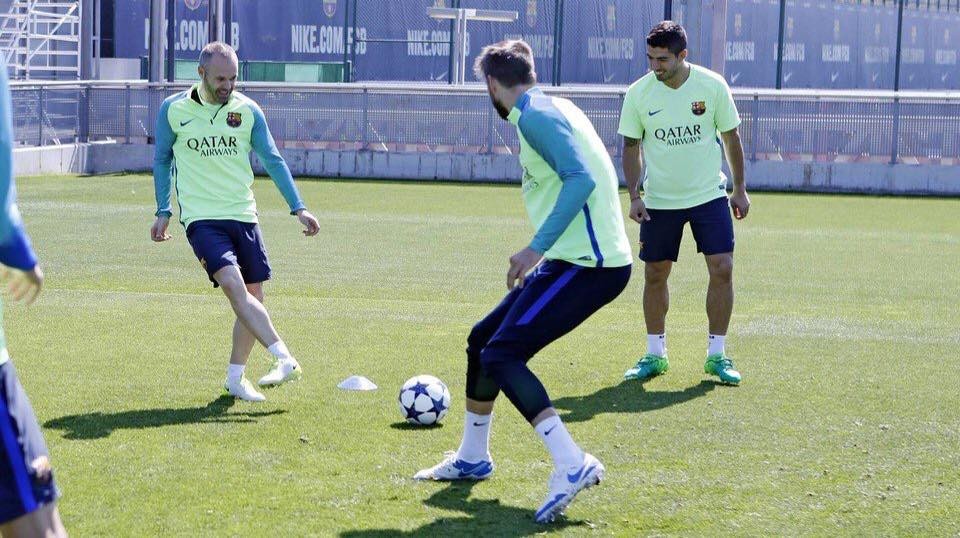 wenger hỏi thăm các cầu thủ trong buổi tập - Bóng Đá
