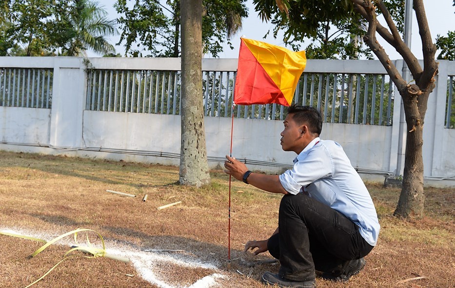 Tiến Dũng, Văn Hoàng khổ luyện trên mặt sân ruộng  - Bóng Đá
