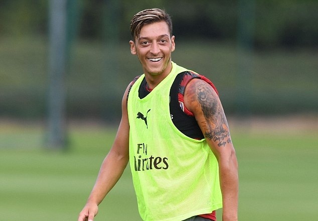 Oezil háo hức chờ ngày 'dọn cỗ' cho Lacazette - Bóng Đá