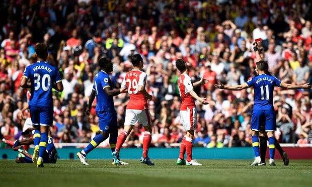 Vào bóng ngu ngốc, Koscielny khiến Arsenal gặp khó - Bóng Đá