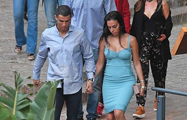 Trước khi gánh tuyển Bồ Đào Nha, Ronaldo 'ẩn dật' nơi đâu? - Bóng Đá