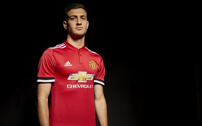 Sau Fred, tân binh Dalot của Man United gây lo lắng vì chụp hình với đôi nạng - Bóng Đá
