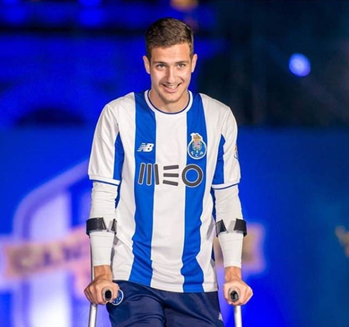 Sau Fred, tân binh Dalot của Man United gây lo lắng vì chụp hình với đôi nạng - Bóng Đá