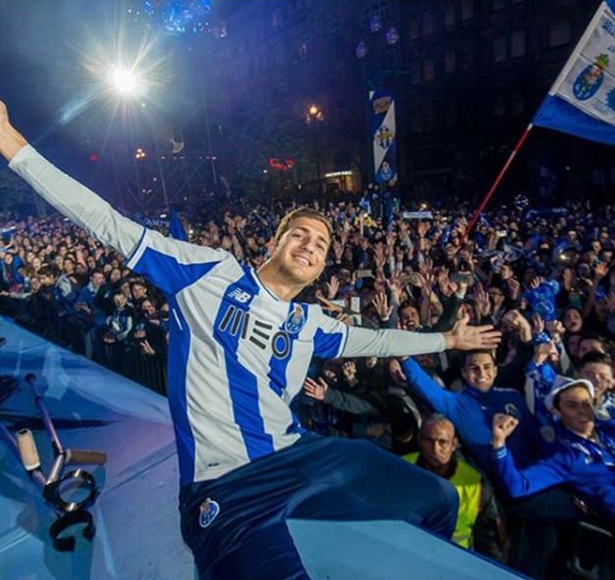 Sau Fred, tân binh Dalot của Man United gây lo lắng vì chụp hình với đôi nạng - Bóng Đá