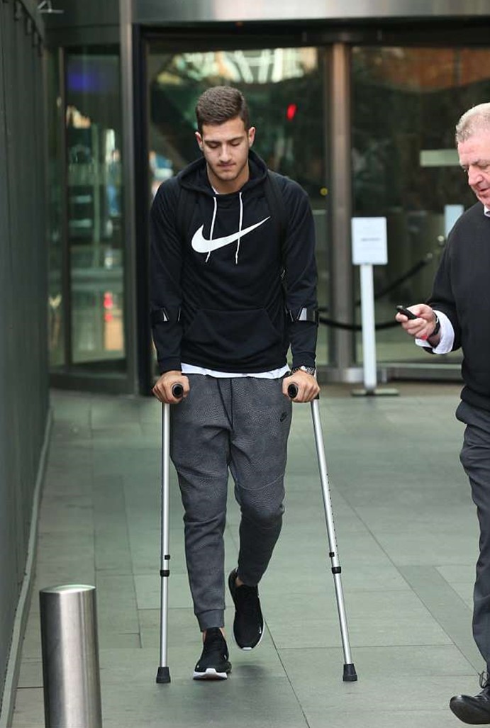 Sau Fred, tân binh Dalot của Man United gây lo lắng vì chụp hình với đôi nạng - Bóng Đá