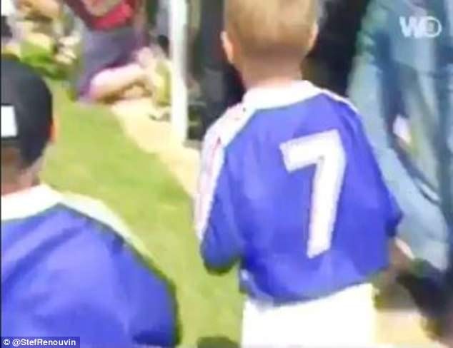 Hình ảnh vô cùng đáng yêu của Griezmann 20 năm trước khi xin chữ kí tuyển thủ Pháp - Bóng Đá