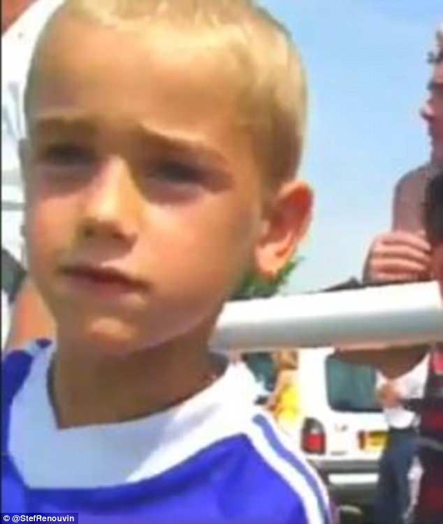 Hình ảnh vô cùng đáng yêu của Griezmann 20 năm trước khi xin chữ kí tuyển thủ Pháp - Bóng Đá
