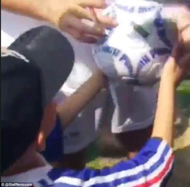 Hình ảnh vô cùng đáng yêu của Griezmann 20 năm trước khi xin chữ kí tuyển thủ Pháp - Bóng Đá