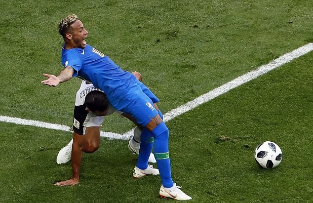 Công nghệ VAR được khen hết lời khi từ chối quả penalty của Neymar - Bóng Đá