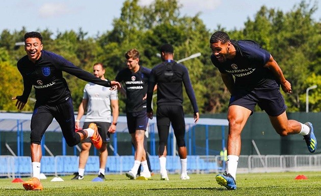 Kyle Walker tròn mắt nhìn Harry Kane đua tốc độ trên sân tập - Bóng Đá