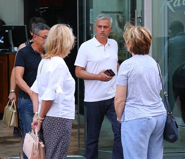 Mourinho đi dạo 'xả stress' trước lịch thi đấu dày đặc của Man United - Bóng Đá
