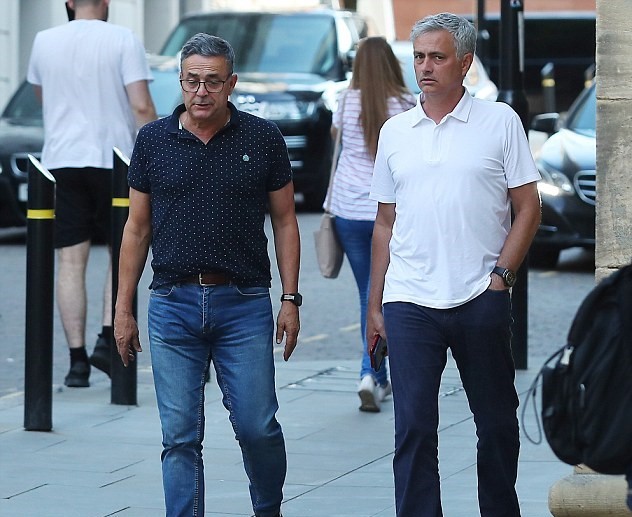 Mourinho đi dạo 'xả stress' trước lịch thi đấu dày đặc của Man United - Bóng Đá