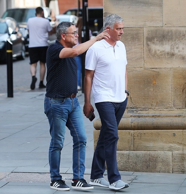 Mourinho đi dạo 'xả stress' trước lịch thi đấu dày đặc của Man United - Bóng Đá