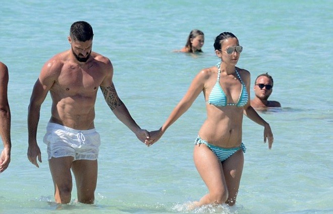 Giroud khoe dáng chuẩn cùng cô vợ trên bãi biển - Bóng Đá