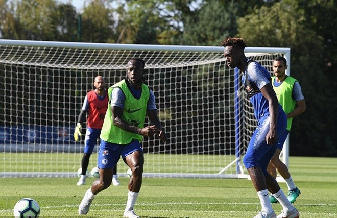 Willian trở lại tập luyện cùng Chelsea - Bóng Đá