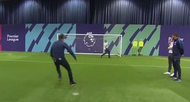 Neville thua độ Carragher, phải mặc áo Liverpool - Bóng Đá