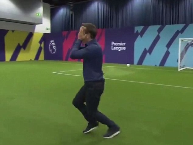 Neville thua độ Carragher, phải mặc áo Liverpool - Bóng Đá