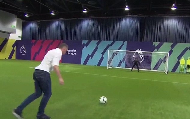 Neville thua độ Carragher, phải mặc áo Liverpool - Bóng Đá