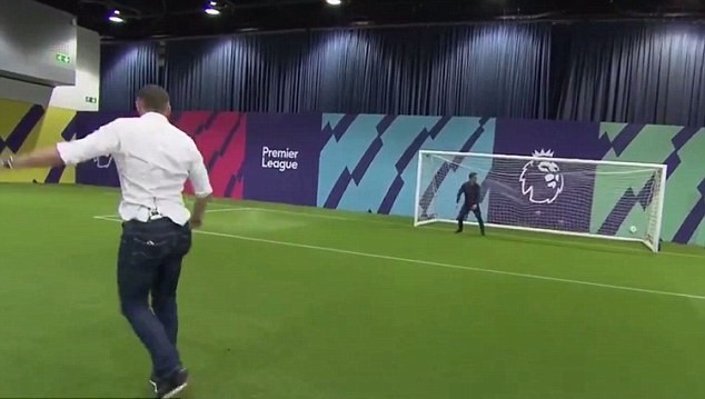 Neville thua độ Carragher, phải mặc áo Liverpool - Bóng Đá