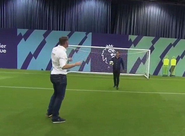 Neville thua độ Carragher, phải mặc áo Liverpool - Bóng Đá